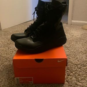 Nike SFB Field 2 8” size 10.5 Men